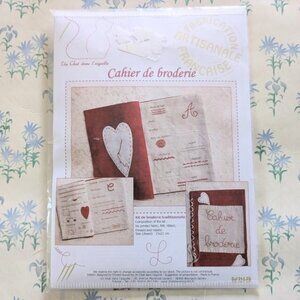 Un Chat dans l'aiguille Embroidery Notebook Cahier de broderie Cross Stitch Kit